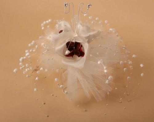 Coiffes en tissus avec fleurs et perles pour la mariée